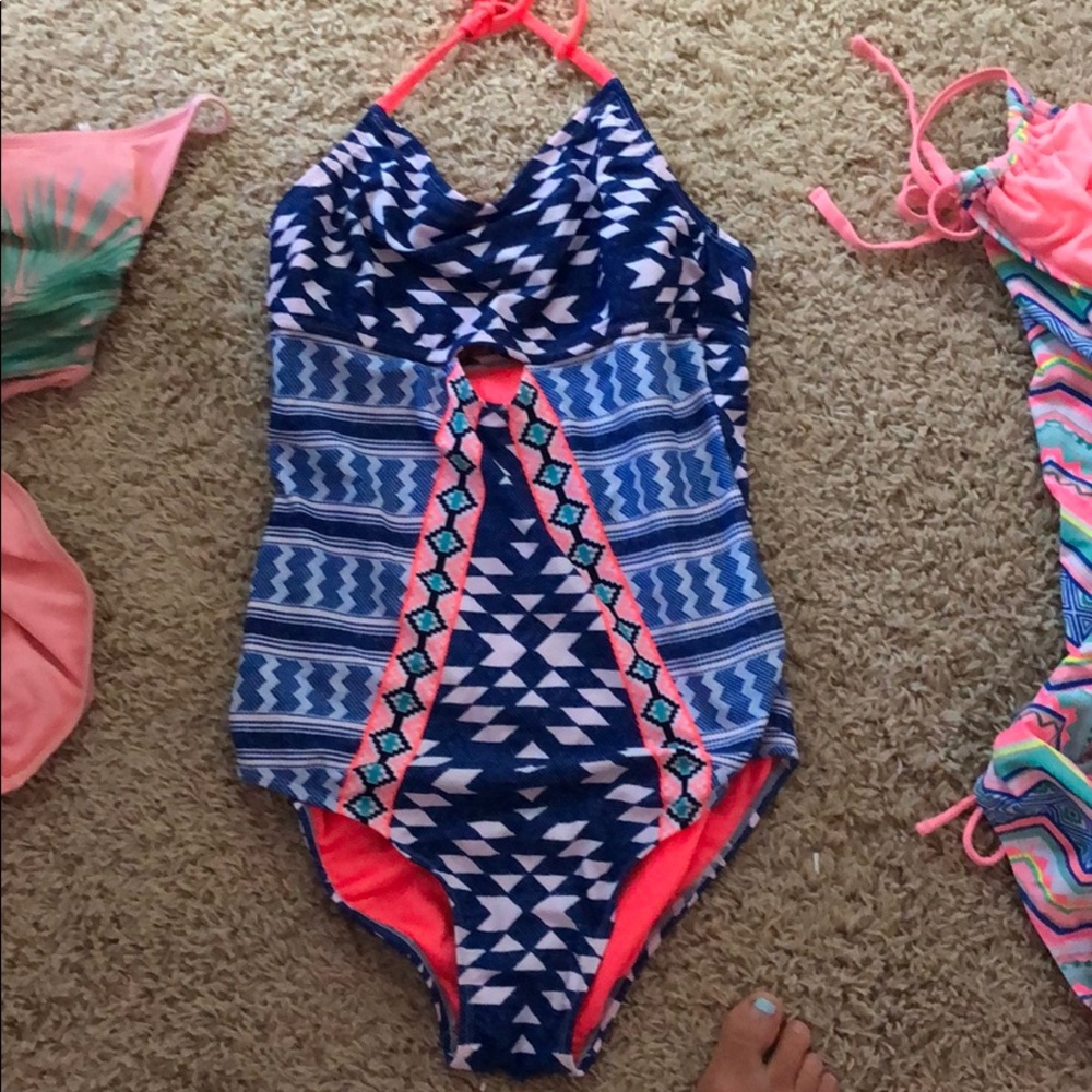 3 bathing suits - Picture 5 of 10